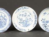 trois assiettes bleues et blanches ornées d'oiseaux et de fleurs