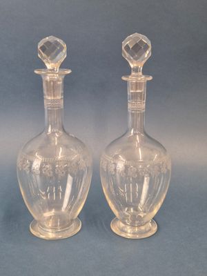 une paire de carafes en verre transparent sur fond bleu