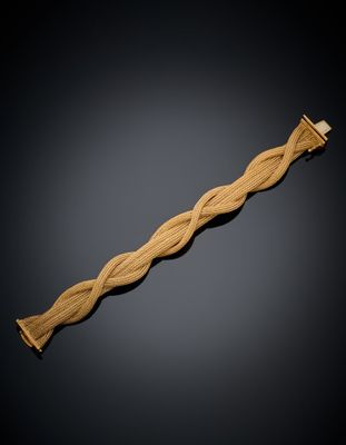 une image représentant un bracelet en or orné d'un motif tressé