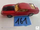une petite voiture posée sur une feuille de papier