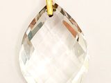 une photo d'un pendentif en cristal transparent muni d'une bélière plaquée or