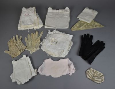 Lot de TEXTILES comprenant 3 paires de GANTS, des vêtements … - Photo 1