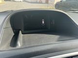 un tableau de bord de voiture équipé d'un écran numérique