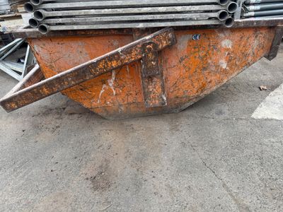 un tas de tuyaux métalliques posé sur un tas de bois