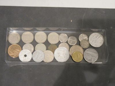 beaucoup de pièces dans un récipient en plastique posé sur une table