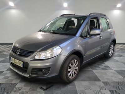 la voiture argentée est garée dans la pièce au sol en damier