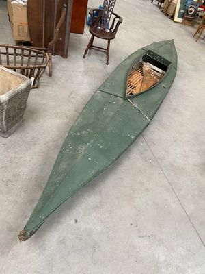 un canoë vert posé au milieu d'une pièce