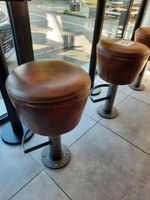 9 tabourets en métal laqué gris, assise façon cuir marron, t… (photo 2)
