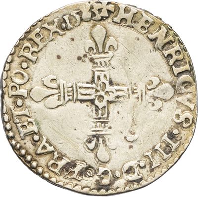 une vieille pièce d'argent sur laquelle figure une croix sur fond blanc