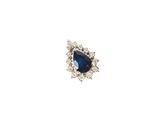 gros plan d'une bague en diamant sur fond blanc
