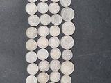 quelques pièces d'argent sont alignées sur une surface noire
