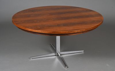 une image représentant une table en bois avec un piètement en croix métallique