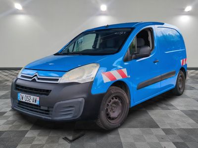 la camionnette bleue est garée sur un sol en damier dans le garage