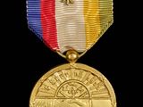 médaille d'or ornée d'un ruban rouge, blanc, bleu, jaune et rouge