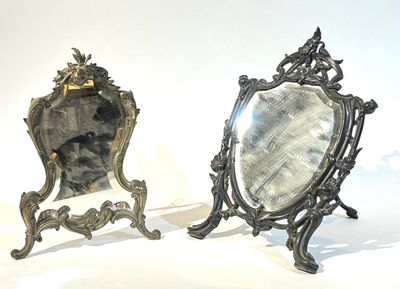 deux miroirs posés l'un à côté de l'autre sur une surface blanche