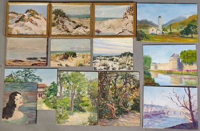 des tableaux accrochés au mur d'une pièce où il y a beaucoup de tableaux accrochés aux murs