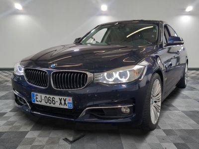 La BMW Série 3 berline est garée dans un showroom