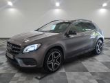 le suv mercedes gla est garé sur un sol en damier