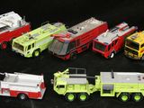 différents types de camions de pompiers sur fond noir