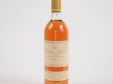 une bouteille de vin posée sur une surface blanche