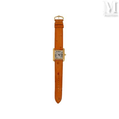 une montre posée sur une surface blanche