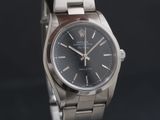 gros plan d'une montre-bracelet avec un cadran noir