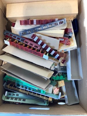 une boîte en carton remplie de petits trains et d'autres jouets