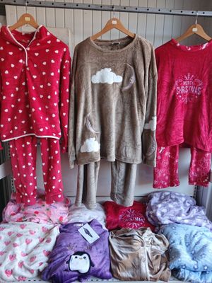 beaucoup de pyjamas suspendus à un portant dans une pièce
