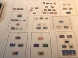 tout un tas de timbres différents, tous rassemblés sur la table