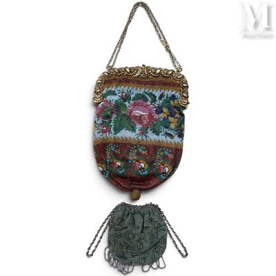 un sac à main muni d'une chaîne et un sac à main muni d'une chaîne