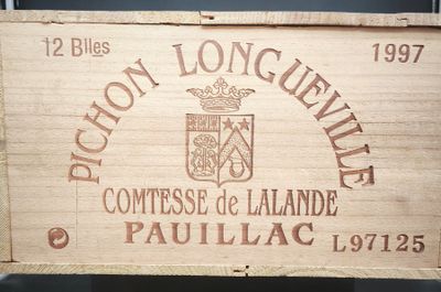 une boîte en bois sur laquelle est apposée une étiquette