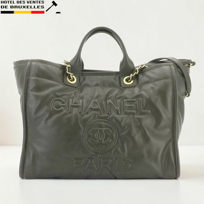 sac cabas Chanel en cuir vert avec des anses en métal doré
