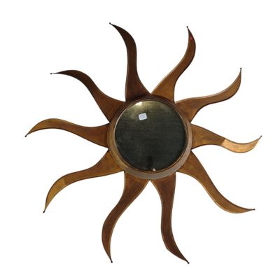 l'image d'un miroir en forme de soleil accroché au mur