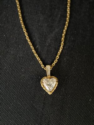 une femme portant un collier orné d'un pendentif en forme de cœur