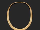 un collier en or sur fond noir