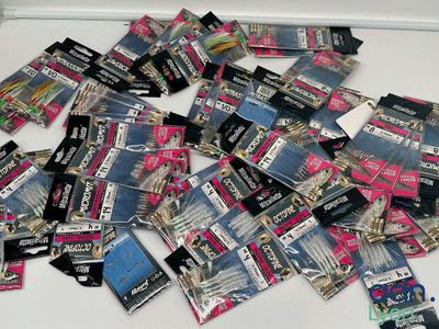 une pile d'objets assortis sur une table