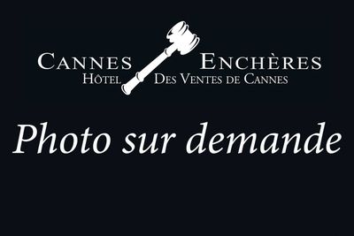 une photo en noir et blanc accompagnée de la mention « photo sur demande »
