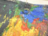 un gros plan sur une peinture colorée posée par terre