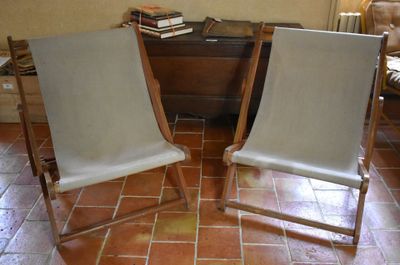 deux chaises posées sur un sol carrelé