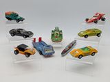 six petites voitures différentes exposées dans une vitrine