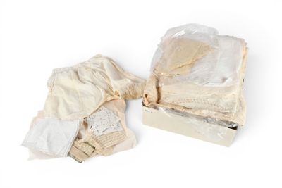 plusieurs morceaux de tissu sont emballés dans des sacs en plastique, posés sur une surface blanche