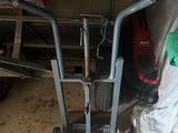un petit diable qui se trouve dans un garage