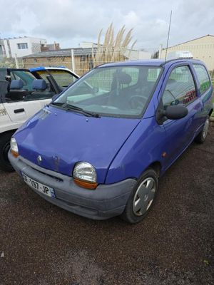 une petite voiture bleue garée dans un parking
