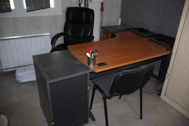 Mobilier de bureau d’occasion : deux bureaux avec retours, quatre...