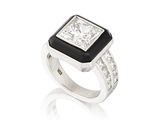 une bague en diamant et onyxine, signée Van Cleef