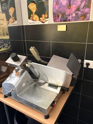 une machine posée sur une table dans une pièce
