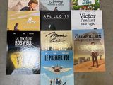 Plusieurs livres sont posés sur une table devant une ampoule.