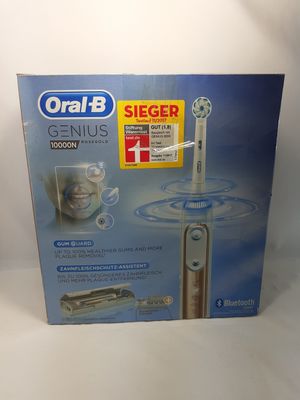 La boîte de la brosse à dents est posée sur la table.