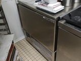 une cuisine équipée d'une cuisinière, d'un micro-ondes et d'un lave-vaisselle