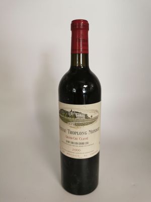 une bouteille de vin posée sur une table